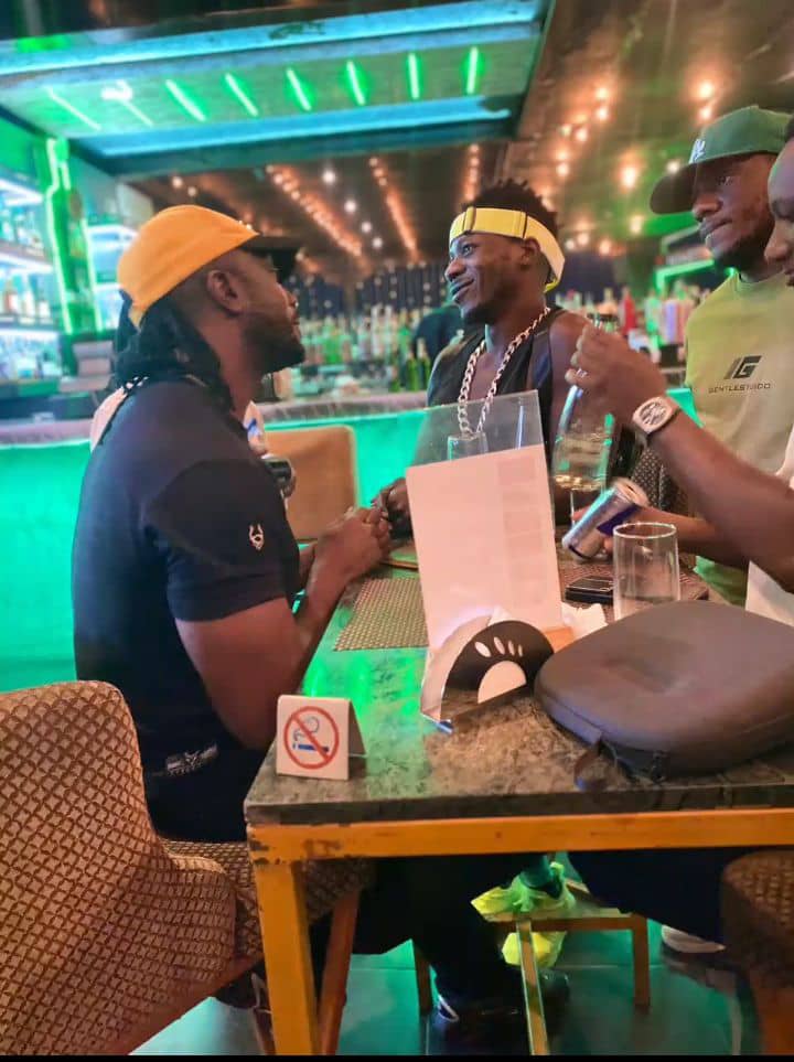 Bitch5547982012's tweet photo. Nze ntuuse mpozi Ani yagwa ku stage 😂🤣 atte nga Flag yeyasooka okuywa eeeeh Uganda ezila 😂 https://t.co/u2abaZ2GqT