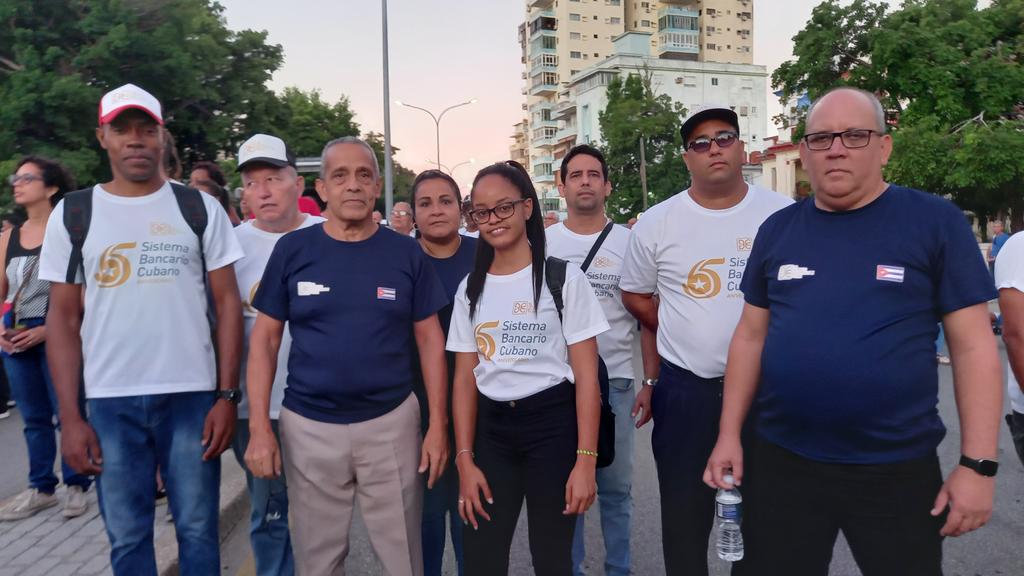 <a href="/BancoCentralCub/">Banco Central de Cuba</a> en la intersección de las calles Linea y G de Vedado en La Habana.  Por la solidaridad con #Venezuela , #CubaConVenezuela