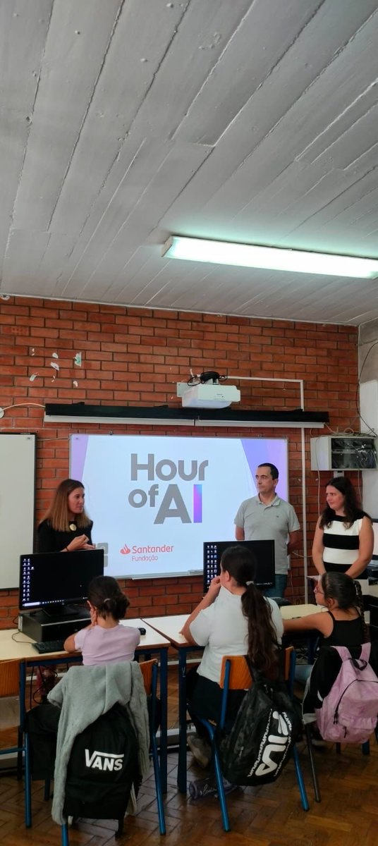 GeneracionCode's tweet image. Ayer, en el Colegio Fernando Pessoa, la curiosidad fue protagonista.
Durante la Hora de la IA, los alumnos exploraron cómo la inteligencia artificial puede ayudarnos a crear, imaginar y resolver problemas.
¡Gracias a Fundación Santander Portugal por apostar por la educación!