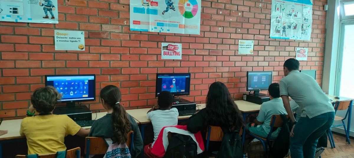 GeneracionCode's tweet image. Ayer, en el Colegio Fernando Pessoa, la curiosidad fue protagonista.
Durante la Hora de la IA, los alumnos exploraron cómo la inteligencia artificial puede ayudarnos a crear, imaginar y resolver problemas.
¡Gracias a Fundación Santander Portugal por apostar por la educación!
