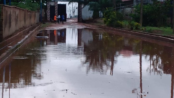 They said that this is Bende Local Government council Office .
The office that uncle <a href="/OfficialBenKalu/">Benjamin Kalu</a> is representing in Abuja , he has been there since 2019 .
Uncle <a href="/alexottiofr/">Alex Otti</a> , please help them fix it