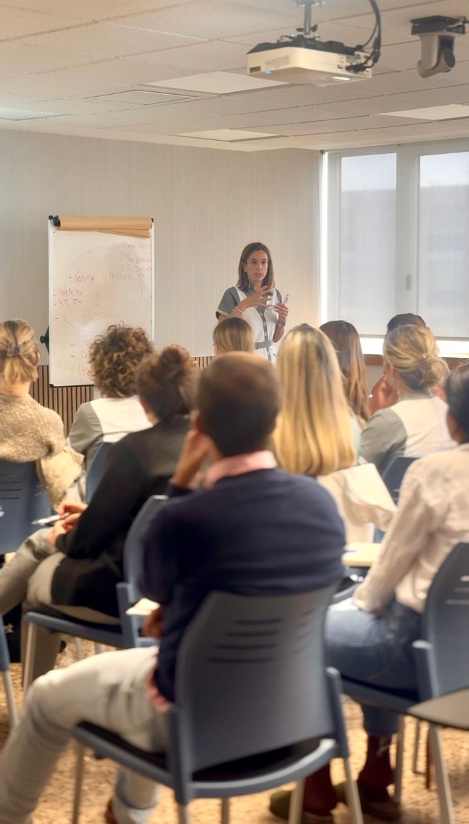 besquisabels's tweet image. Thrilled to see my PhD supervisor in action! Prof. @CalatayudMonica delivering a powerful session on time management and decision-making during the pilot of my doctoral intervention, a transition programme to first-line nursing management. #NursingLeadership #CoDesign #Innovation