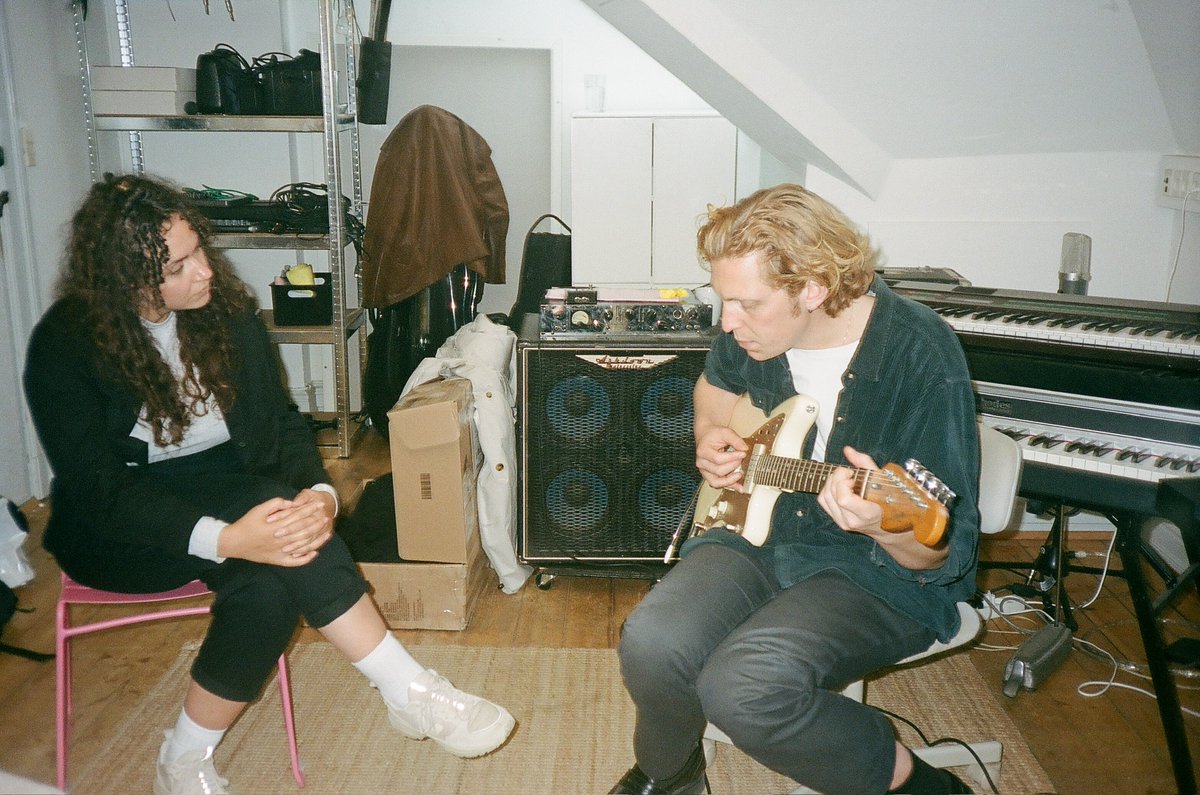 opiacommunity's tweet image. Out today: RAKEL’s debut album, a place to be 💛

It&apos;s an intimate, beautifully crafted record written between IS &amp;amp; DK, studio &amp;amp; countryside.

It’s an album about belonging, transformation, and finding stillness in motion.

🎧: opia.lnk.to/aplacetobe
📽️: youtube.com/watch?v=baVHLR…