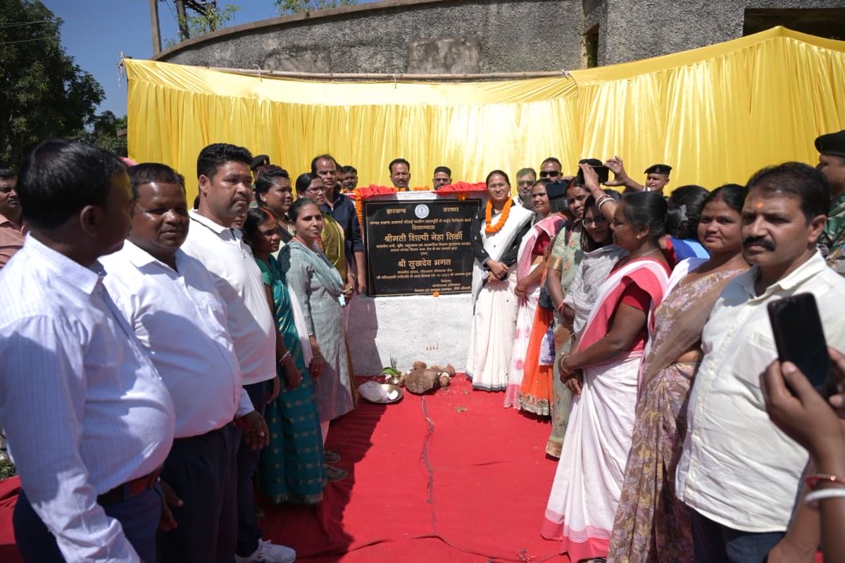 दीपावली के मौके पर लोग एक दूसरे को सौगात देते है . आज मैंने मांडर और चान्हो प्रखंड की जनता को योजनाओं की सौगात दे कर दीपावली की शुभकामनाएं दी . संभवतः क्षेत्र की जनता के लिए विकास की योजनाओं से बड़ी कोई सौगात नहीं हो सकती है . करीब 10 साल से बहुप्रतीक्षित सोसई ग्रामीण जलापूर्ति