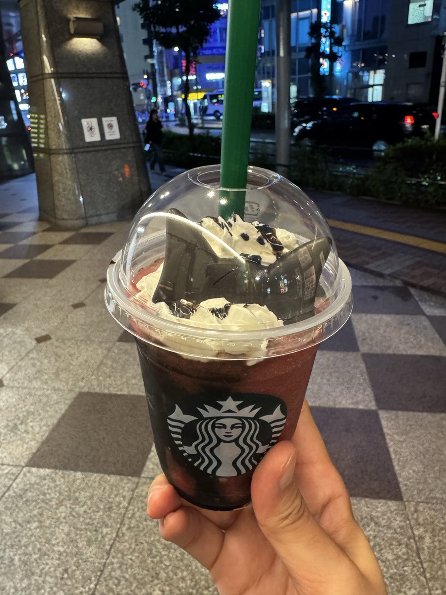 最近はインスタの方が更新出来てるなぁ〜
🍀
こちらにもなにかということで、スタバのアサイーベリーフラペチーノ！
リットを取って写真撮ればよかった😳
中身はベリーでスッキリ！かわいいネコチョコはとても美味しかったです！