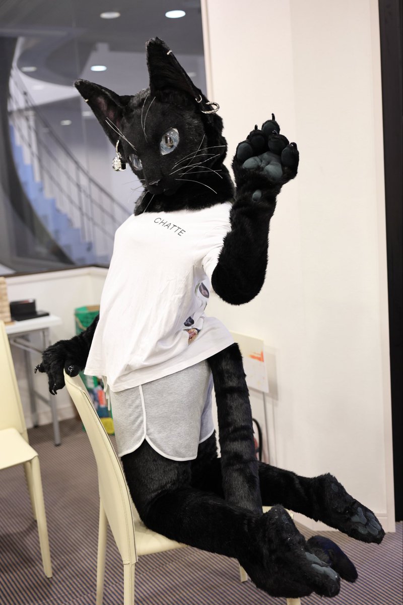 Come over and play with me?
 #FursuitFriday 

📸 #alphaLS