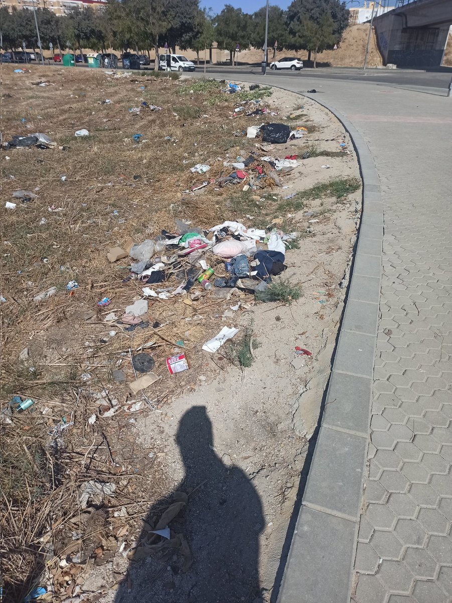 Ayer por la mañana se pasaron por aquí (esquina calle Águila Perdicera - calle Guayaquil) operarios de <a href="/LipasamSevilla/">Lipasam</a> y amontonaron la basura, ¿hasta cuándo pensáis dejarla ahí? <a href="/eveliarincon/">Evelia Rincón</a> <a href="/pepelugomoreno/">José Lugo Moreno</a> <a href="/jlsanzalcalde/">José Luis Sanz</a> <a href="/PatricioLeonR/">Patricio León Roca</a> <a href="/josecarlos10mg/">josecarlosmg10</a> <a href="/Ayto_Sevilla/">Ayuntamiento de Sevilla</a>