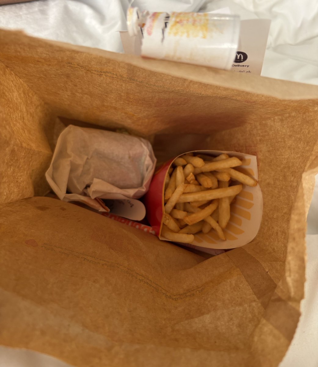 i_MARYAM97's tweet photo. @McDonaldsKSA هذي المره الثالثة اللي ��جيبون الطلب ناقص يعني مب طبيعي كيف صارت خدمتكم سيئة والله https://t.co/gKWpo7Dauv