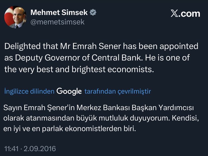 Ekran görüntüsü Mehmet Şimşekin Twitter paylaşımını gösteriyor. Üstte Şimşekin profil resmi ve adı var. Tweet metni Türkçe olarak Şenerin Merkez Bankası Başkan Yardımcısı atanmasından duyulan memnuniyeti ve Şenerin en parlak ekonomistlerden biri olduğunu belirtiyor. Alt kısımda Google Translate ile İngilizceye çevrilmiş versiyonu mevcut. Tarih 11 Şubat 2016 olarak belirtilmiş.