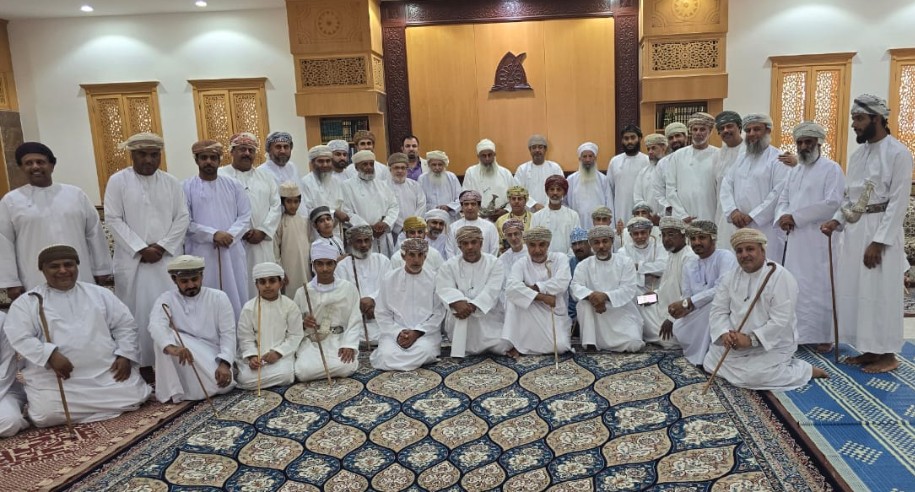 نظمت جمعية الصحفيين العمانية ممثلة بلجنة الصحفيين بشمال الشرقية، زيارة لولايتي سناو وابراء يومي 17و18 اكتوبر 2025 بحضور حوالي 60 صحفيا.
زار الوفد فضيلة الشيخ حمود الصوافي في منزله، وزاروا المعالم الاثرية بولاية سناو، كما زاروا المركز الثقافي بسناو، وزاروا حديقة سفاري بولاية ابراء