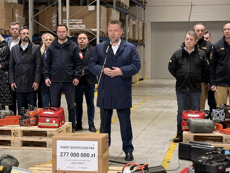 W składnicy Rządowej Agencji Rezerw Strategicznych w Niemcach po zakończeniu odprawy odbyła się konferencja prasowa z udziałem ministra Marcina Kierwińskiego, poświęcona programowi ochrony ludności 🛡️.

Minister <a href="/MKierwinski/">Marcin Kierwiński</a> podkreślił:

„W tym roku system ochrony ludności i