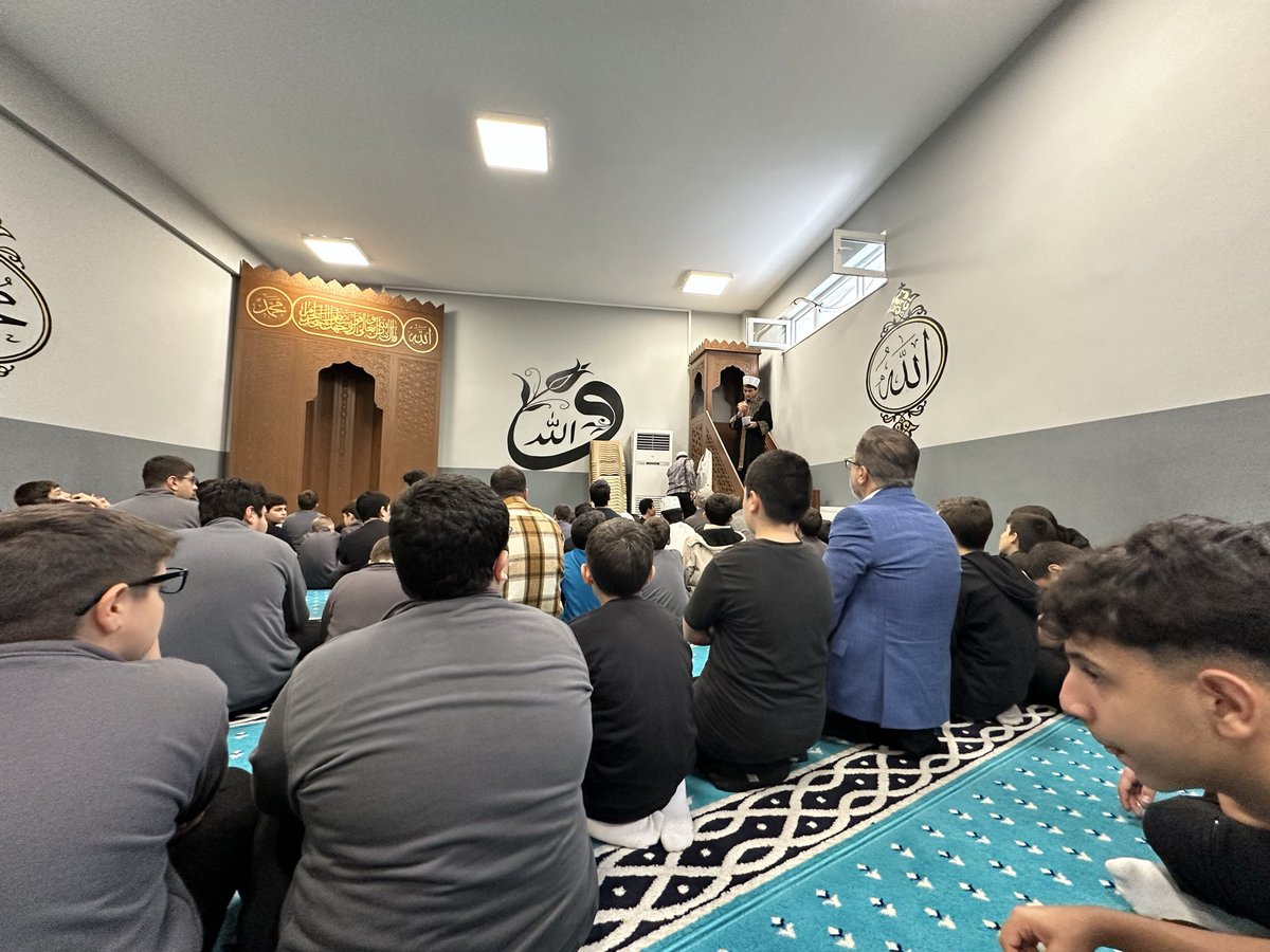 Dudullu Amanetoğlu Anadolu İmam Hatip Lisesinde genç kardeşlerimizle bir araya geldik.

Evlatlarımızla Türkiye’mizin dünü, bugünü ve yarını üzerine; İmam Hatip okullarımızın toplumumuza kattığı değerleri ve hukukun önemini konuştuk. Bir İmam Hatip mezunu olarak, o günleri yeniden