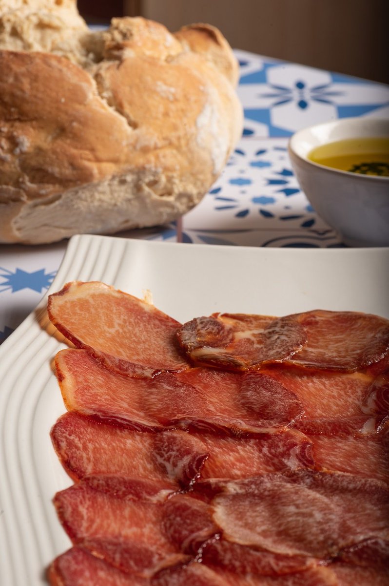 TuJamonDirecto's tweet image. Cada #loncha, perfecta y única, de nuestro #lomo ibérico es un regalo para los sentidos ✨. Su sabor intenso y textura delicada convierten cada bocado en una experiencia memorable 😋. ¡Relájate y disfruta de los pequeños placeres de la vida! 🥰 acortar.link/gFu2hF