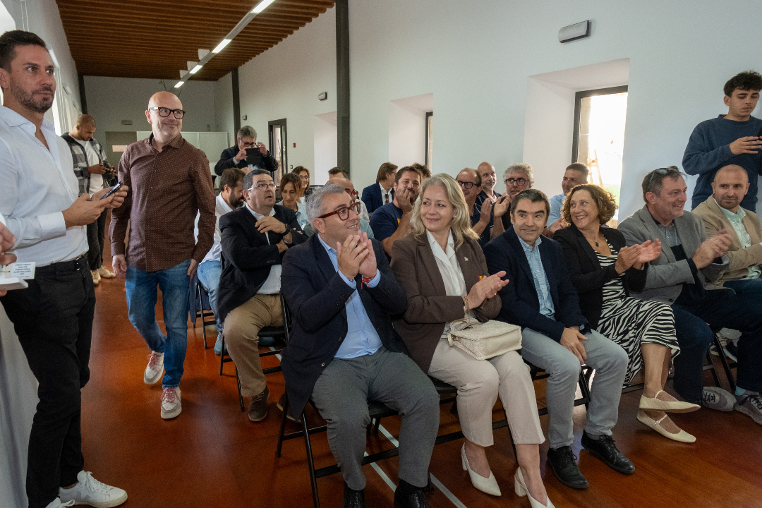 PremisVinari's tweet photo. 📌 FOTOGALERIA | 𝗣𝗥𝗘𝗠𝗜𝗦 𝗩𝗜𝗡𝗔𝗥𝗜 𝗗𝗘 𝗩𝗘𝗥𝗠𝗨𝗧𝗦 𝗗𝗘 𝗟𝗘𝗦 𝗜𝗟𝗟𝗘𝗦 𝗕𝗔𝗟𝗘𝗔𝗥𝗦 𝗜 𝗣𝗔𝗟𝗢 𝗗𝗘 𝗠𝗔𝗟𝗟𝗢𝗥𝗖𝗔 𝟮𝟬𝟮𝟱

📸 Mercedes Rodríguez

🔗 Trobaràs totes les imatges aquí: https://t.co/S4jKiNKkP2 https://t.co/rljhiKszgE