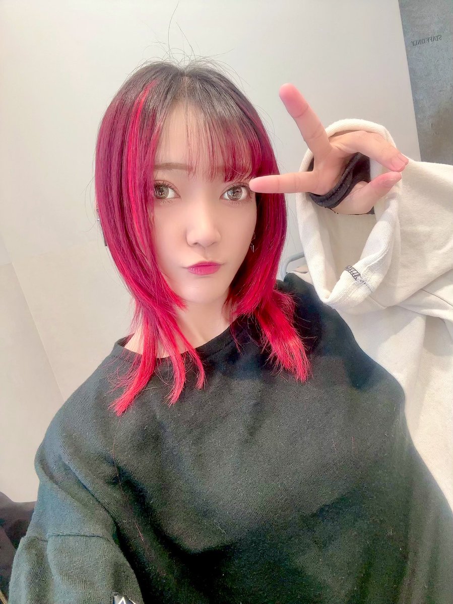 RIKAさんとこでライブ前のメンテしてきたよー！❤️ いえす、赤髪