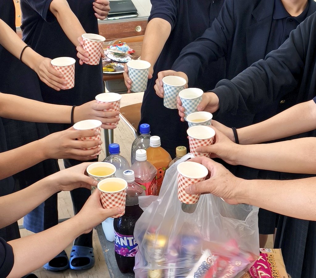 NoA_wind_tuba's tweet image. 今週末は宇都宮が激アツですね！
それは皆様のポストを見て感じたいと思います(笑)
さて、こちらは今日の文化祭で…
#KWB 3期メンバーが卒部しました！
真剣かつ楽しい演奏🎶笑いあり涙ありの打ち上げ🎉も超充実!!!
3期メンバー本当にありがとう😭✨
#吹奏楽部 #音楽は心