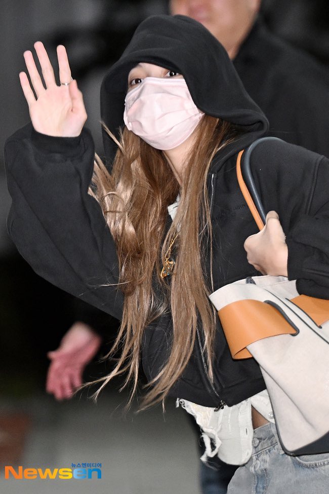 #LISA at Seoul Gimpo Business Aviation Center (SGBAC) Airport, departing for Kaohsiung for the BLACKPINK “DEADLINE” World Tour concert