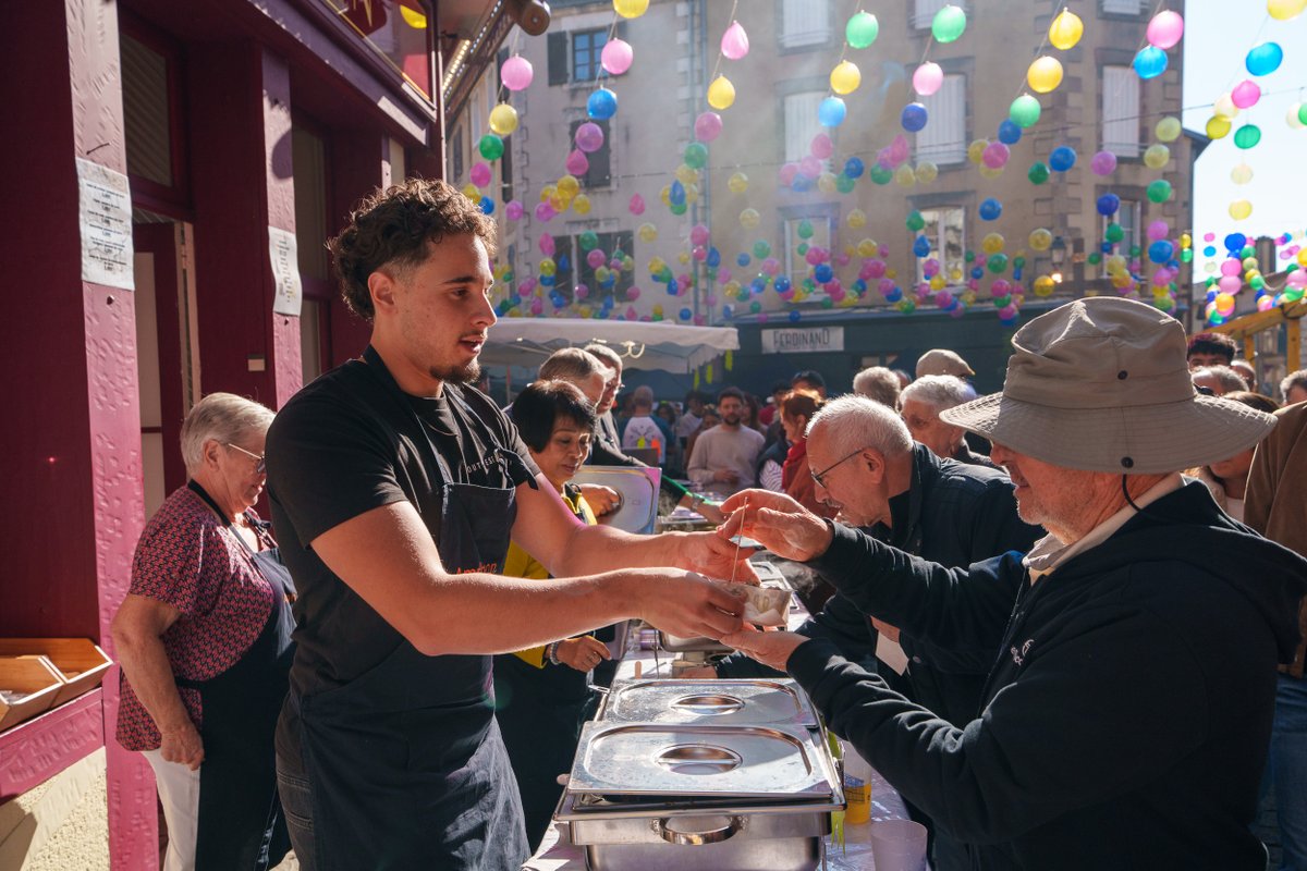 VilleLimoges87's tweet photo. 🍴 Ambiance conviviale et foule au rendez-vous dans le quartier de la Boucherie #Limoges pour la 51ᵉ édition de la Frairie des Petits Ventres ! Un véritable festival des saveurs qui fait battre le cœur de la ville chaque automne.
© L. Lagarde – Ville de Limoges https://t.co/moP3poxIaO
