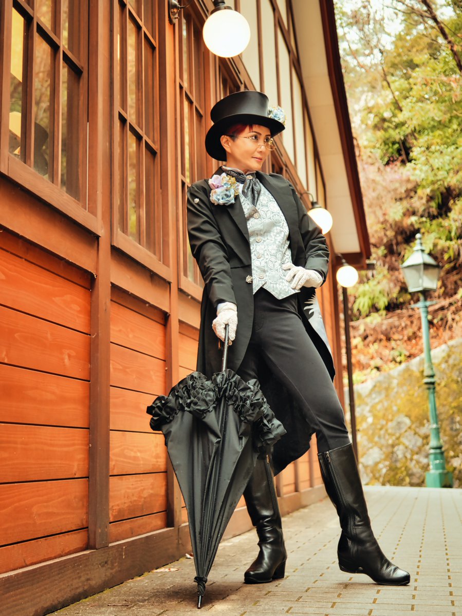 「なんでスチームパンクと関係ない筋肉のことばっかつぶやいてるの？」という方へ。

いーや、関係あるね。スーツやジャケット・タキシード・燕尾服をビシッと着こなすために、スチームパンク男装女子は筋トレしたほうがいいから。