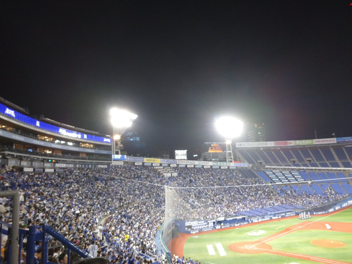 「信じているぜ横浜」あと1回。頼む！ まだ応援ユニ&amp;ジーンズでハマスタに行きたいよ。それにしても、華金夜だからか、ジーパンイケメンが多い。一人同士だから声かけようかな。麻縄縛りの誘いは不謹慎だよね。