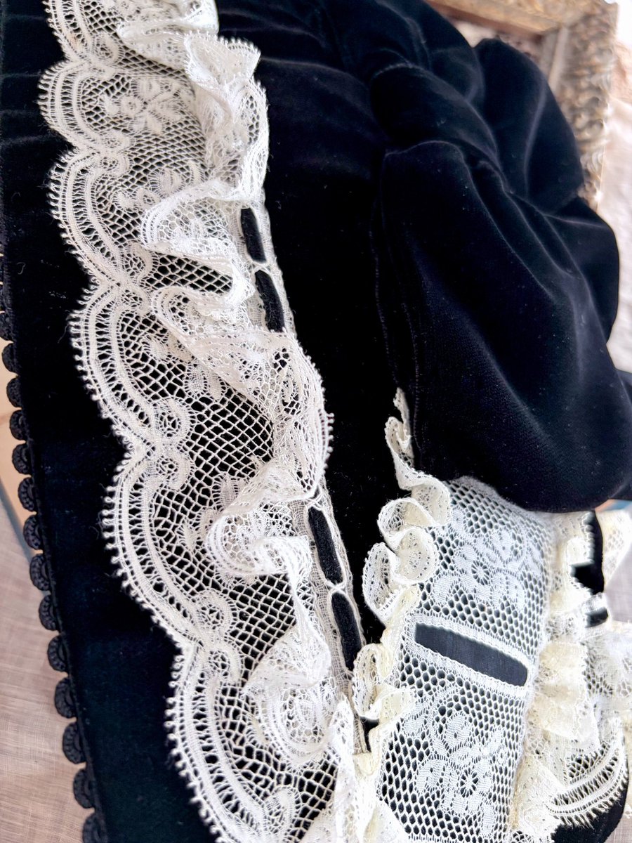 質の良い黒別珍とアンティークレースでハーフボンネットを仕立てました。
後ろの大ぶりのリボンの下からは、前側にかけて幅広の梯子レースを。
通りしてるリボンはマットなシルクリボンです。
内側にはチュールプリーツとコームが１つ。

こちらもsalon de