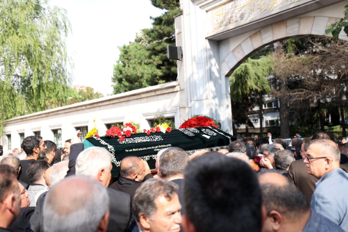 İstanbul Esnaf ve Sanatkârlar Odaları Birliği Başkanı Faik Yılmaz, Ataköy 5. Kısım Camiinde, öğle namazına müteakip kılınan cenaze namazının ardından son yolculuğuna uğurlandı.

Faik Yılmaz’ın naaşı, Büyükçekmece Yeni Mezarlığı’ndaki aile kabristanına defnedildi.