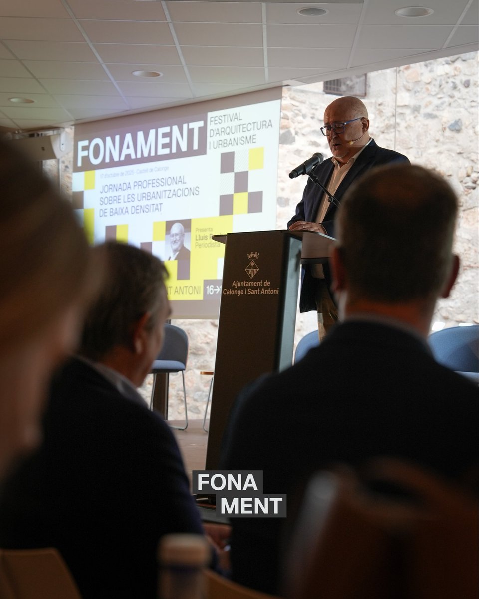 fonamentfest's tweet photo. La sala gran del castell de Calonge acull la jornada professional sobre les urbanitzacions de baixa densitat, en el marc del festival Fonament. 

#fonamentfestival #arquitectura #urbanisme #calongeisantantoni #empordà #costabrava #girona #catalunyaexperience https://t.co/2Y6dcw3C7d