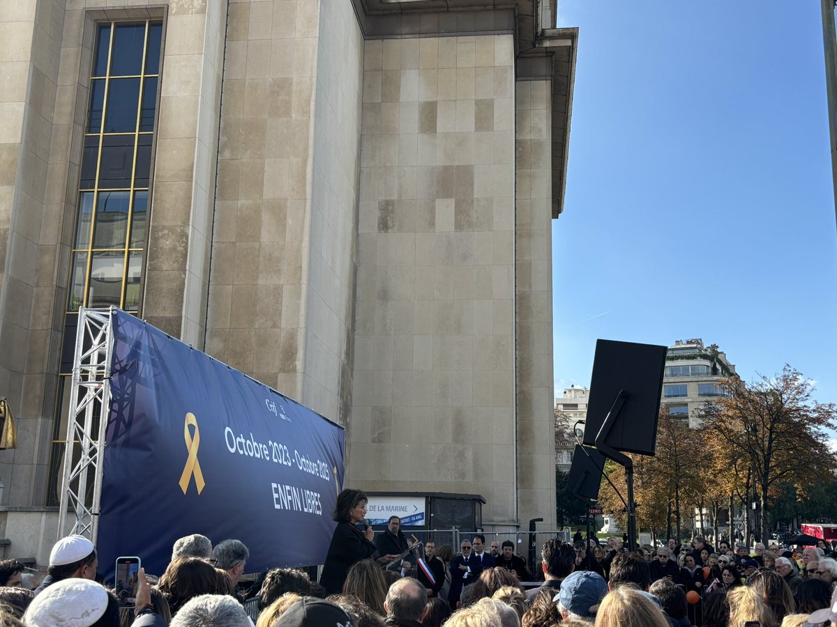 C'était le 101ème rassemblement ce matin organisé par les "Mères de l'Espoir" au Trocadéro ! Inlassablement, tous les vendredis, à l'initiative de <a href="/WIZOfrance/">WIZOfrance</a> et de <a href="/Le_CRIF/">CRIF</a> , une foule importante appelait à la libération des otages détenus par les terroristes du Hamas. Présente