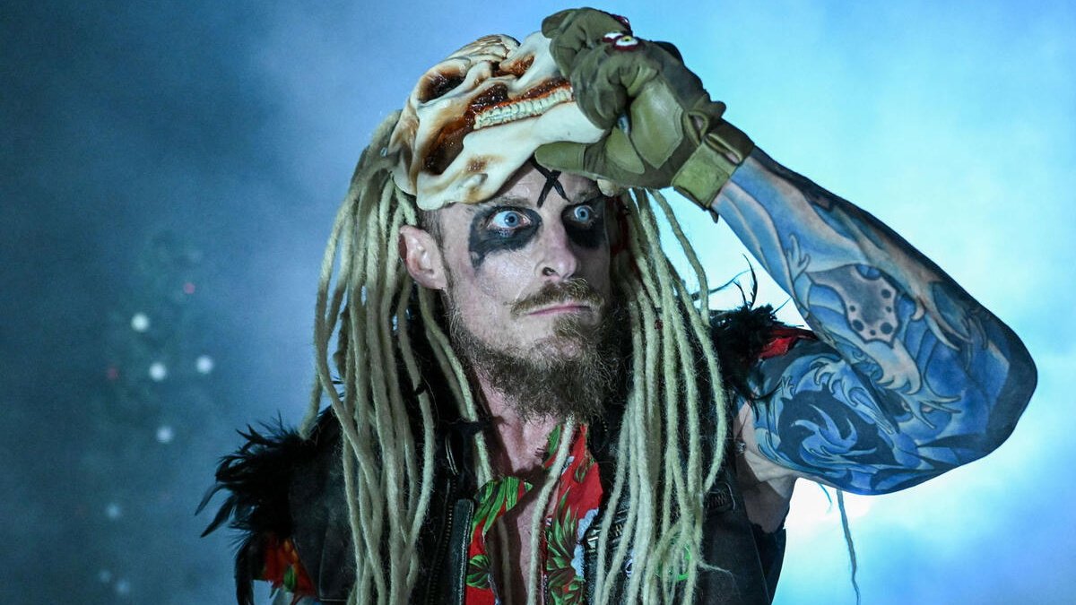 WWE's Dexter Lumis reveals what made him laugh in Universal Orlando Resort's "The Horrors of the Wyatt Sicks" Halloween Horror Nights house:

"I was so locked in at looking at all the details. 

"I saw a poster. It looked like a retro poster of Dexter Lumis vs. The Miz, and then