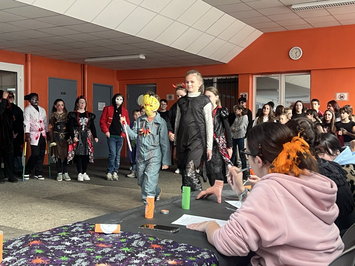 CollegeGProbst's tweet photo. 👻 La 4ᵉ édition des plus beaux déguisements d’Halloween au collège Gisèle Probst. Chaque élève a revêtu de son plus beau costume le plus effrayant… ou le plus créatif !Cette action finalise la semaine des Erasmus Day organisée par nos profs d’anglais 🕸️ #Halloween #ErasmusDays https://t.co/hnpfo5j55v