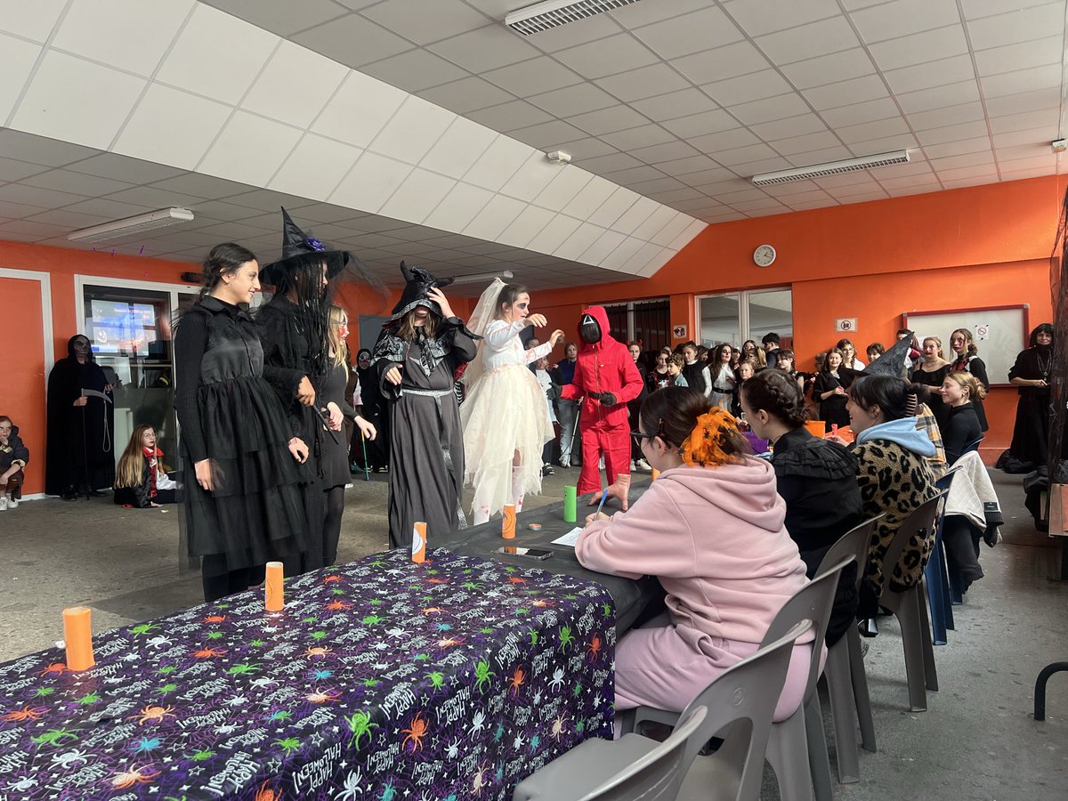 CollegeGProbst's tweet photo. 👻 La 4ᵉ édition des plus beaux déguisements d’Halloween au collège Gisèle Probst. Chaque élève a revêtu de son plus beau costume le plus effrayant… ou le plus créatif !Cette action finalise la semaine des Erasmus Day organisée par nos profs d’anglais 🕸️ #Halloween #ErasmusDays https://t.co/hnpfo5j55v