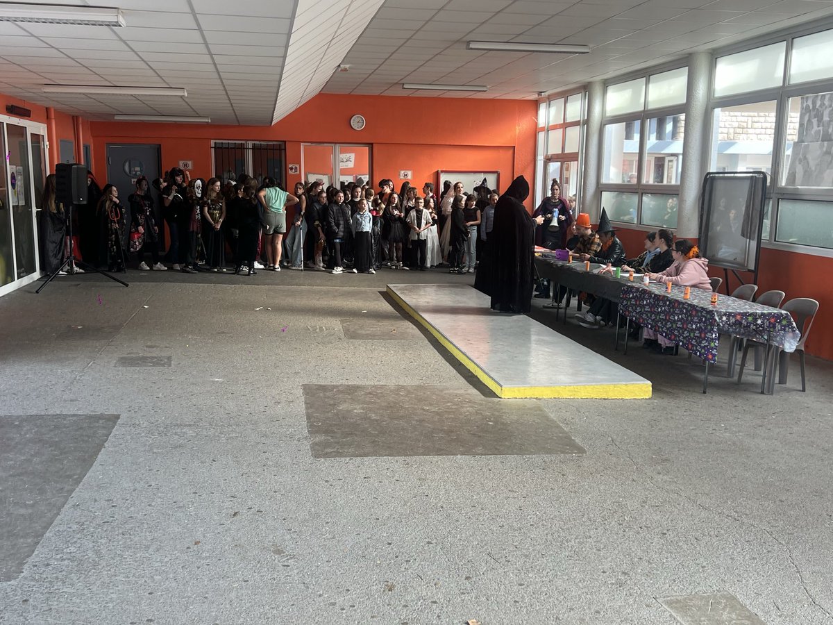 CollegeGProbst's tweet photo. 👻 La 4ᵉ édition des plus beaux déguisements d’Halloween au collège Gisèle Probst. Chaque élève a revêtu de son plus beau costume le plus effrayant… ou le plus créatif !Cette action finalise la semaine des Erasmus Day organisée par nos profs d’anglais 🕸️ #Halloween #ErasmusDays https://t.co/hnpfo5j55v
