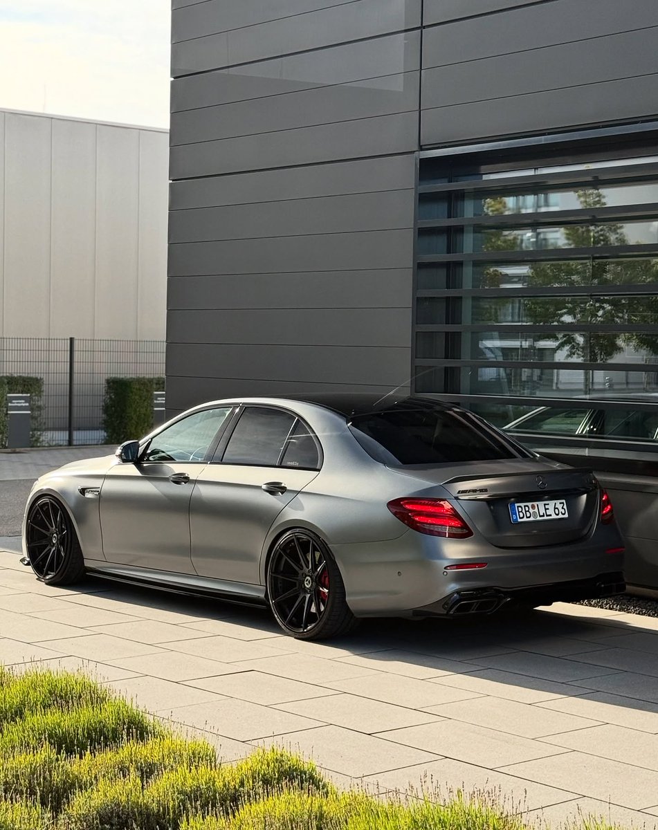 MdArman63129818's tweet image. Driving passion and luxury, the Mercedes-Benz E63 perfectly combines speed and comfort, delivering an extraordinary driving experience. It is not only a symbol of performance but also a fusion of taste and technology
#MercedesE63 #LuxurySedan #DrivingPassion #LuxuryPerformance
