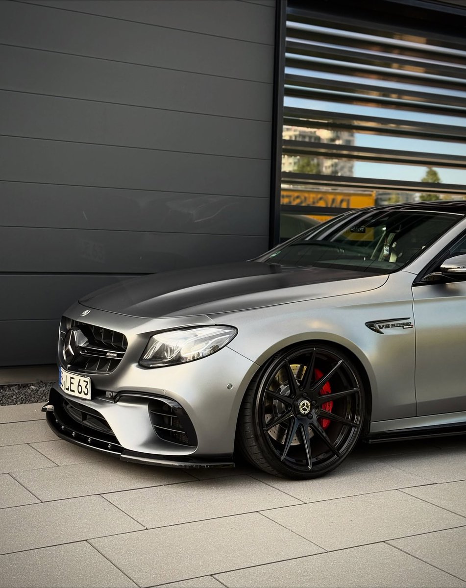 MdArman63129818's tweet image. Driving passion and luxury, the Mercedes-Benz E63 perfectly combines speed and comfort, delivering an extraordinary driving experience. It is not only a symbol of performance but also a fusion of taste and technology
#MercedesE63 #LuxurySedan #DrivingPassion #LuxuryPerformance