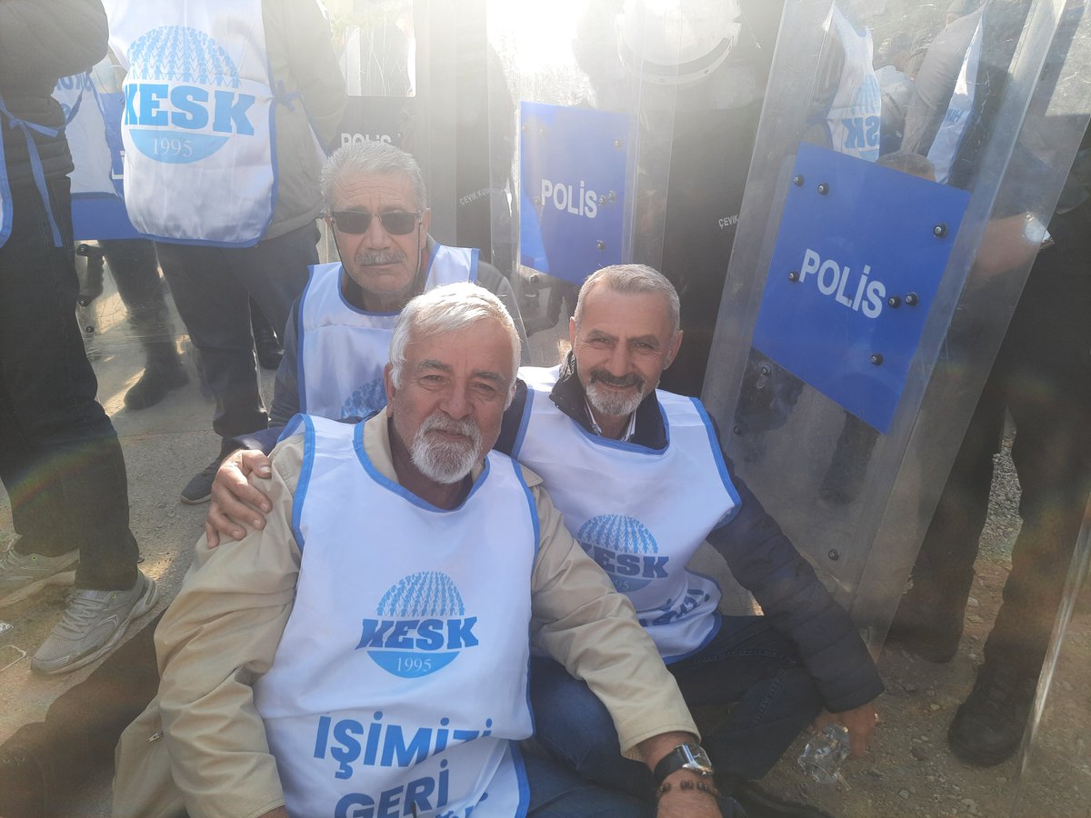 Ankara yürüyüşümüzün ikinci gününde geceyi geçirdigimiz Egitim Sen Genel merkezi civarında yine polis barikatı ile karşılaştık.Uzun süren müzakereler  sonucunda otobüse bindik ve madenci anıtı önünde bekleyen arkadaşlarla buluşup basın açıklaması yaptik.Bir grup arkadaş meclise