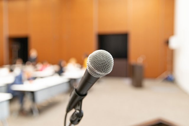 緊張も激務で忘れ眠くなる
最近忙しくて登壇ギリギリまで別な事を考えてるから緊張している暇もない。登壇してる時は何も考えずセリフみたいに話してるだけだから眠くなるw
良いのか悪いのかw