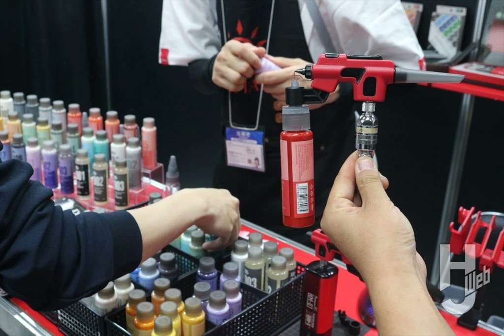 【#全日本模型ホビーショー レポート】
プラモ向上委員会「ワークライトルミナス」「ズームライトSTUDIO」やDSPIAE（ディスペイ）「ウォッシュフリーエアブラシ」な快適作業アイテムが多数展示！

hjweb.jp/article/239726…