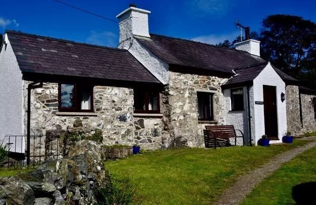 TheHolidayCots's tweet image. Located in the picturesque village of Llanfairpwllgwyngyll on the Isle of Anglesey, Dyfnia Bach is a beautiful 19th-century stone cottage offering a peaceful escape in a truly stunning part of Wales. 🌿 

🛏️ Sleeps 6
theholidaycottages.co.uk/anglesey/16441

#Anglesey #Llanfairpwllgwyngyll #Wales