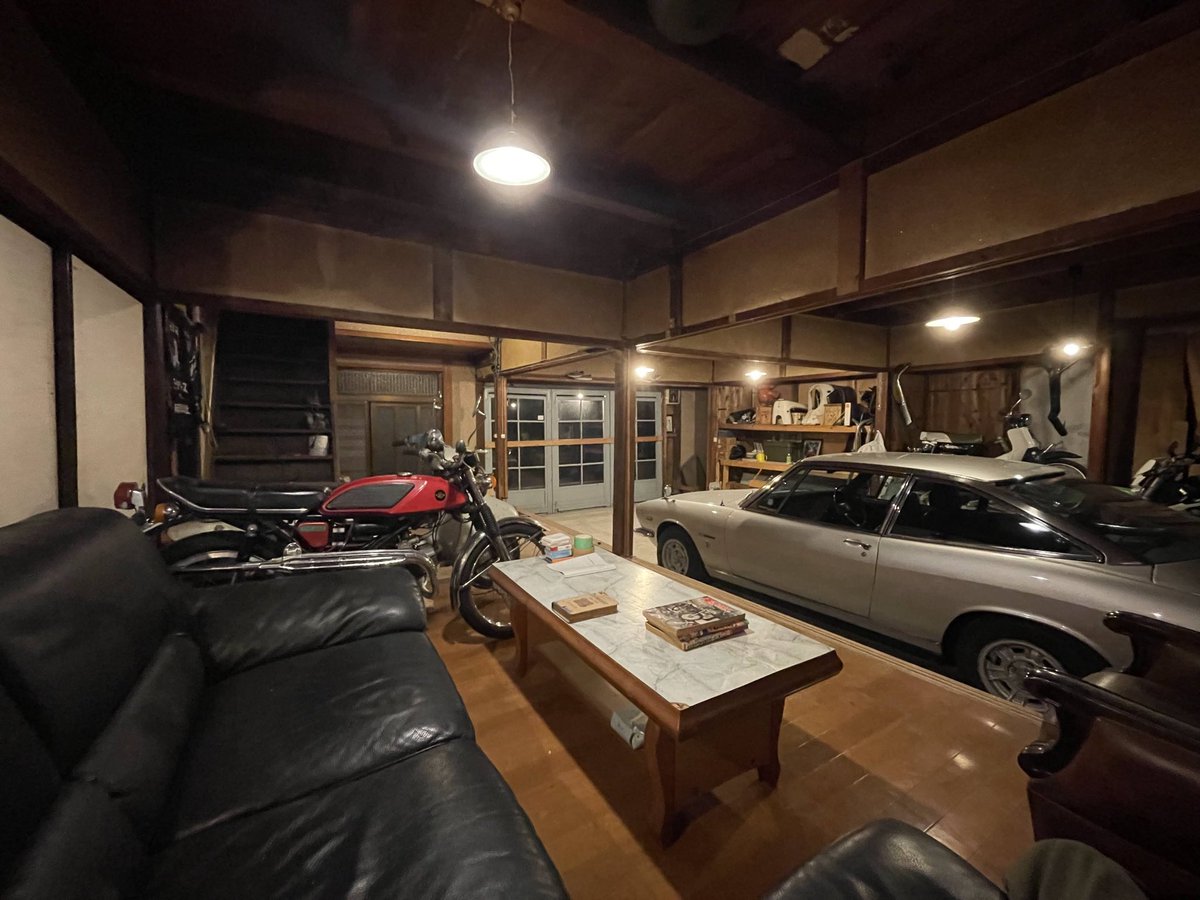 CLdigital72's tweet image. うちのガレージはもともと2部屋の普通の和室だったんですよ。
床剥がして土間打ちして、車が入れるほどの扉を作って、なんだかんだ綺麗にして3.4枚目の画像のようなガレージになりました。
