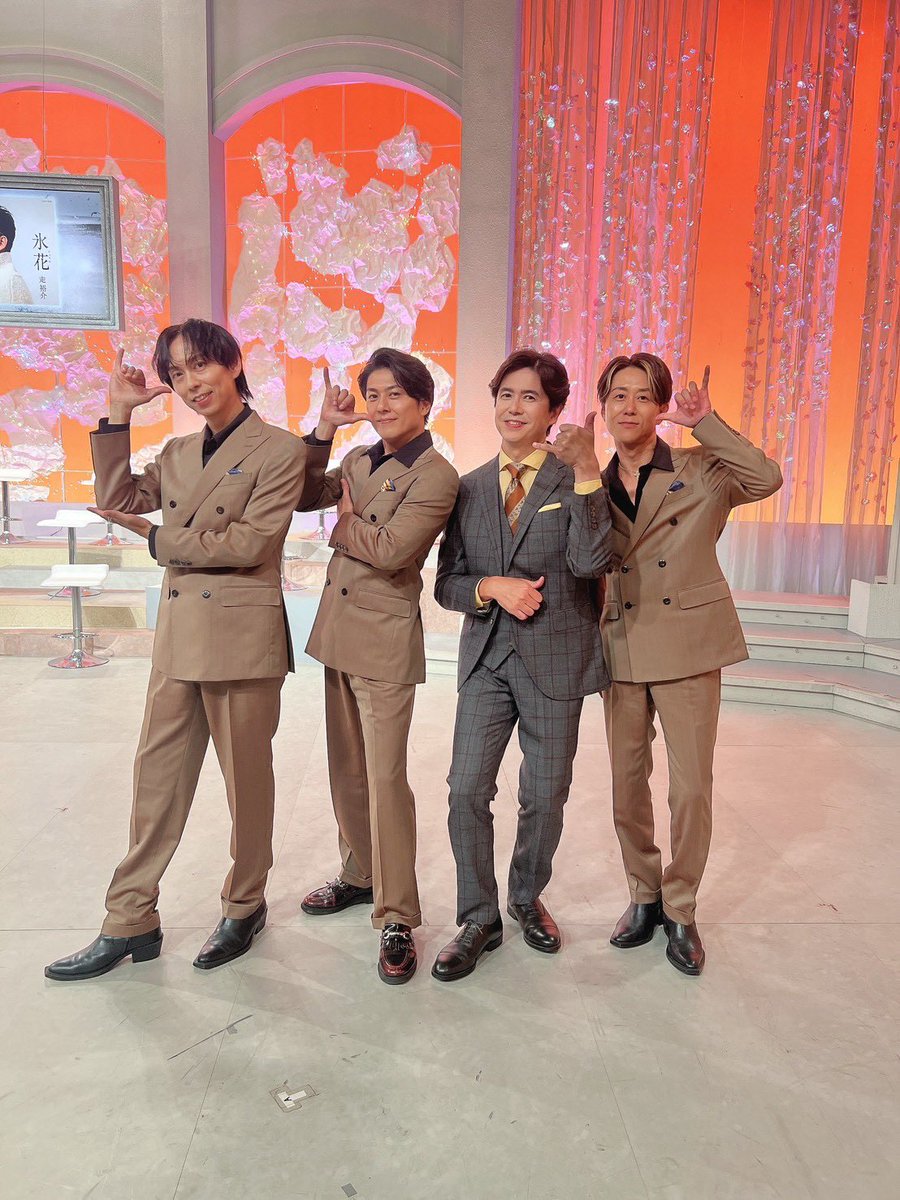 テレビ『人生、歌がある』の番組収録でした
以前ディナーショーで共演させていただいた錦野旦さんともお会いできました！
歌心りえさんの歌声に自然と涙が溢れてきました。
そして、いつも僕達のDOITを推してくれる
坪井直樹さんとも一緒にDOITポーズで！
放送日は、11月15日(土)19時から放送です