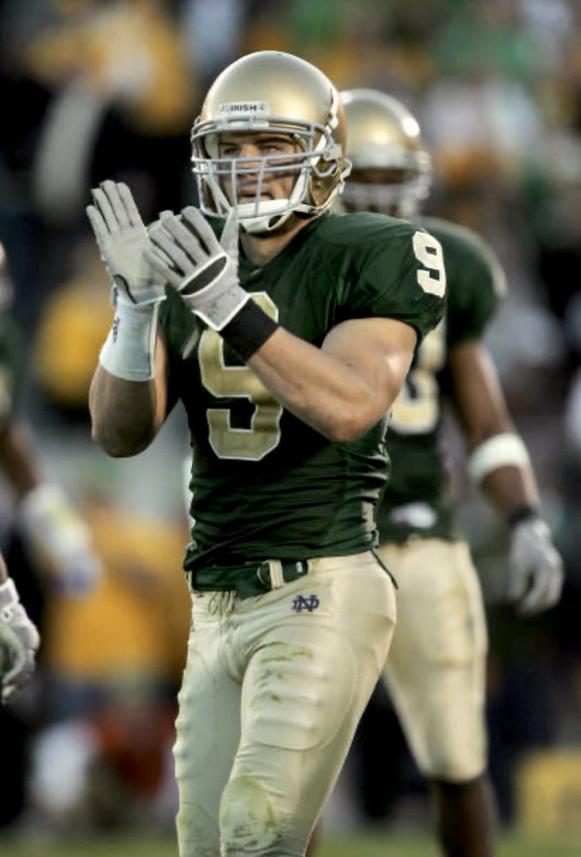 ND_unitracker's tweet image. Lost Tradition: Wearing green vs USC ☘️

Tomorrow will mark this uniform’s 20th year anniversary. Would be an awesome time to bring these back 🔥 #BeatSC