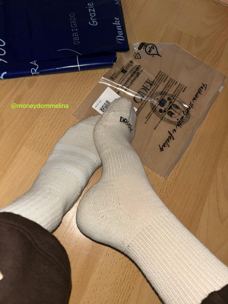 Gestern durfte sich ein treuer Sklave über ein vollgeschwitztes Paar Socken von mir freuen? 
Wer will der nächste sein ? 😇🤭

Findom Femdom