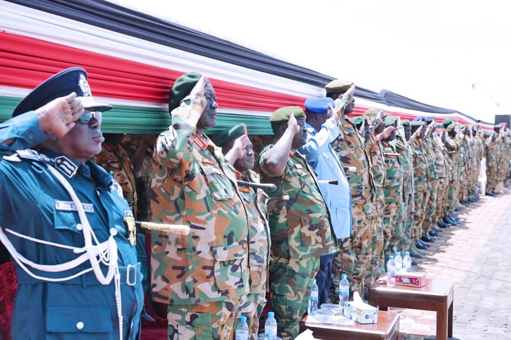 SouthSudanGov's tweet image. President Salva Kiir, Commander-in-Chief of the South Sudan People&apos;s Defence Forces (#SSPDF), directed the army to refrain from politics and instead focus on its constitutional role of defending the country, its people, and their properties.