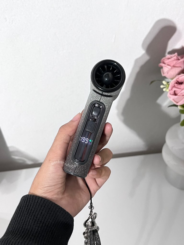 berburushopee's tweet image. aesthetic mini fan with turbo speed😭💗