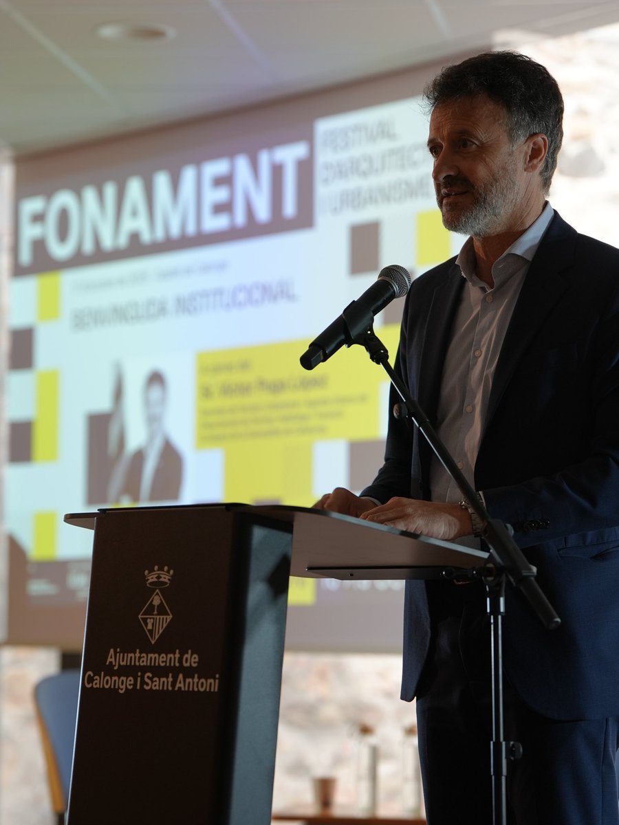 fonamentfest's tweet photo. Parlaments institucionals de l'alcalde Jordi Soler, de la diputada de RRHH i Habitatge Natàlia Figueras i el secretari d'Habitatge i Transició Ecològica de la Generalitat Víctor Puga. 

#fonamentfestival #arquitectura #urbanisme #calongeisantantoni #empordà  #catalunyaexperience https://t.co/qZrndg6Py2