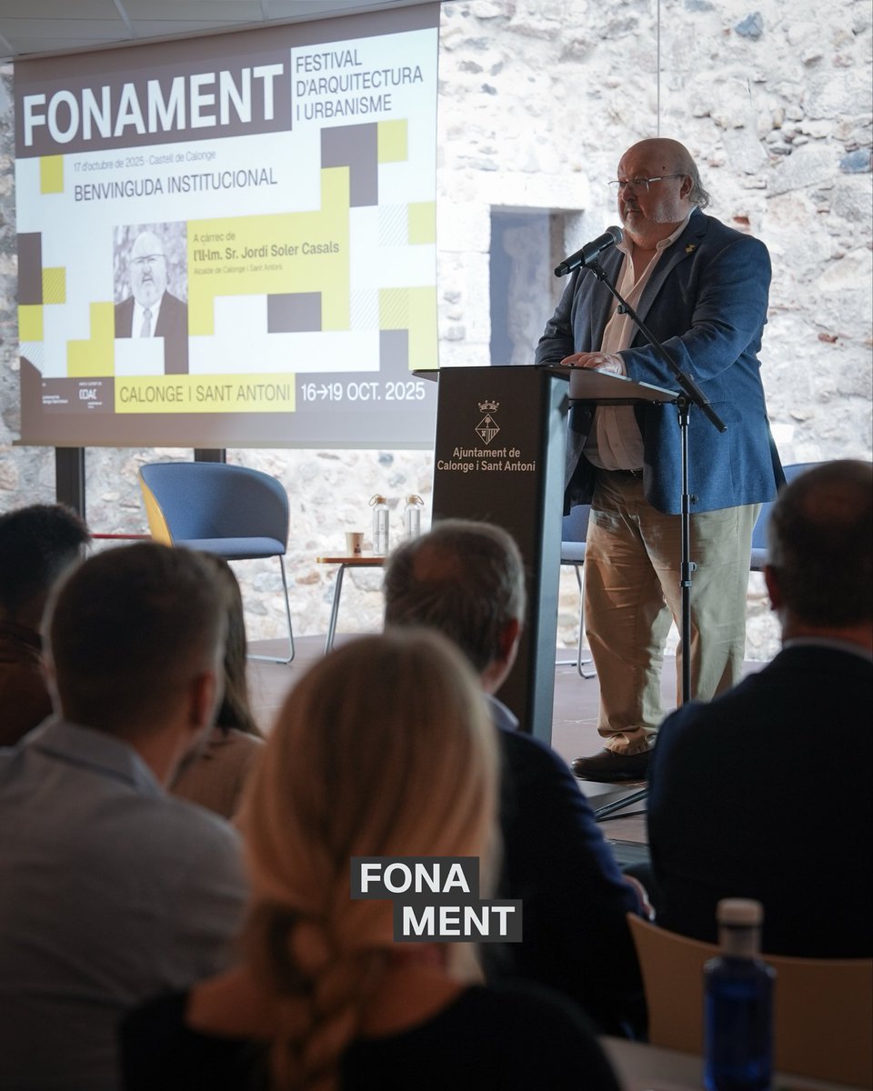 fonamentfest's tweet photo. Parlaments institucionals de l'alcalde Jordi Soler, de la diputada de RRHH i Habitatge Natàlia Figueras i el secretari d'Habitatge i Transició Ecològica de la Generalitat Víctor Puga. 

#fonamentfestival #arquitectura #urbanisme #calongeisantantoni #empordà  #catalunyaexperience https://t.co/qZrndg6Py2