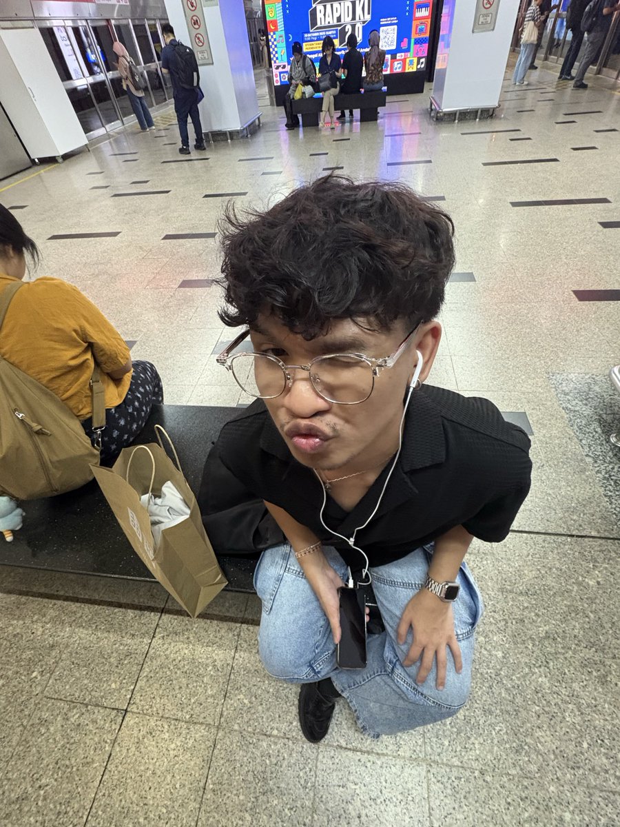 freerisupics's tweet image. hold on suicide postponed bumped into wafiy in tha train station #Interlinked