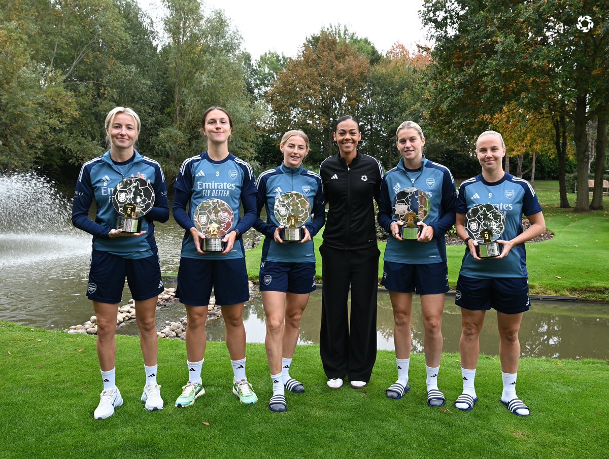 Deserved recognition for bringing football home ❤️

<a href="/ArsenalWFC/">Arsenal Women</a>’s Lionesses are presented with special recognition trophies for their outstanding contributions to the European Championship victory in the summer 🏆