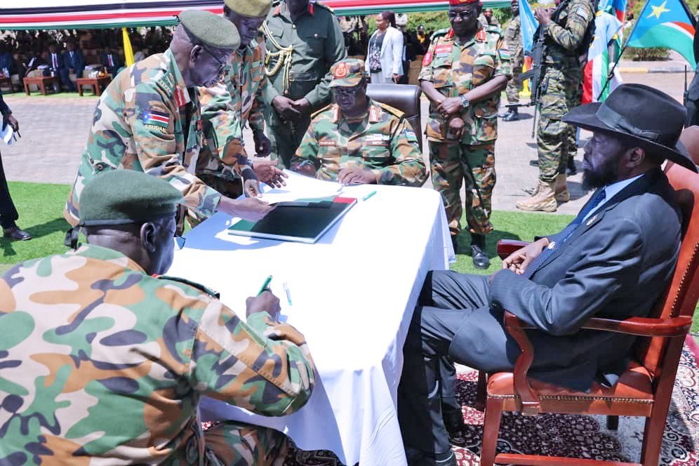SouthSudanGov's tweet image. President Kiir was speaking at the Military Headquarters in Bilpham during the #SSPDF leadership transfer where Gen. Dr. Paul Nang Majok formally assumed the position of the new Chief of Defence Forces (CDF), taking over from outgoing CDF Gen. Dau Aturjong Nyuol. #SouthSudan