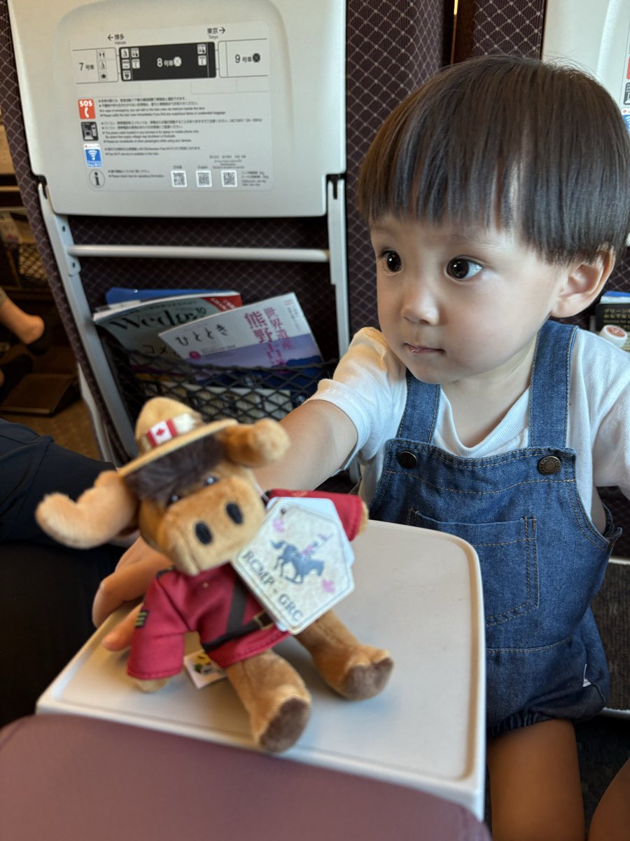 rika_mayu_ai's tweet photo. 🧔🏼‍♂️「カナダからきました、よかったら可愛い息子さんにどうぞ（英語）」
と新幹線の中で小さなぬいぐるみをもらった😳💕
息子もすごく気に入って
その後も息子とハイタッチしてくれたり手を振ってくれたり素敵な人だった🥰
その人が新幹線を降りる時に→続 https://t.co/ou413puc4Y